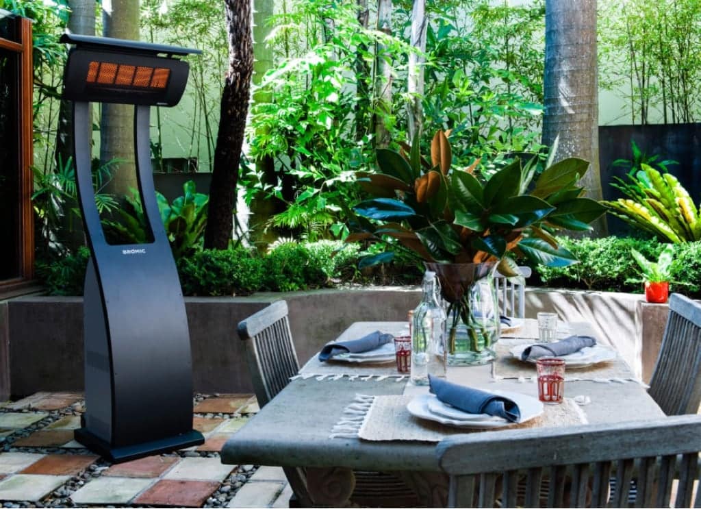 Chauffage au gaz freestanding à côté de la table